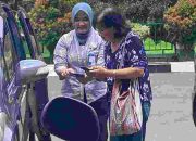 Tak Sekadar di Balik Loket, Teller Bank BRI KC Cimanggis Layani Pensiunan hingga ke Luar Gedung