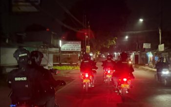 *Brimob Metro Jaya Sigap Amankan Kebakaran SPBE di Bekasi, Situasi Cepat Terkendali*