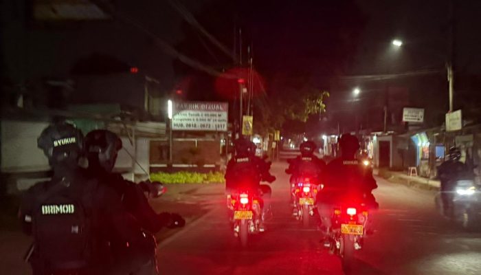 *Brimob Metro Jaya Sigap Amankan Kebakaran SPBE di Bekasi, Situasi Cepat Terkendali*