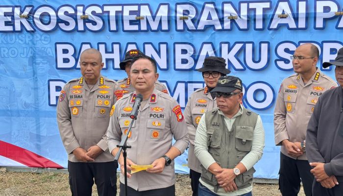 *Polda Metro Jaya Tebar 37 Ribu Benih Ikan di Muara Gembong, Dukung Ketahanan Pangan*